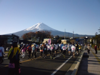 富士山に向かって走る参加者たち