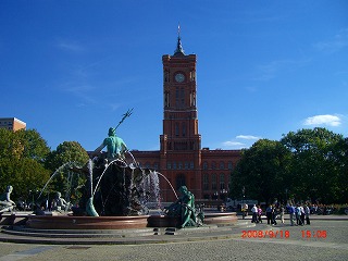 赤の市庁舎とネプチューンの泉