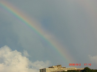 ホテル浦島の上空にかかる虹